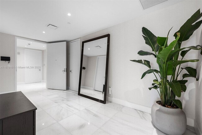 Building Photo - 700 NE 26th Terrace