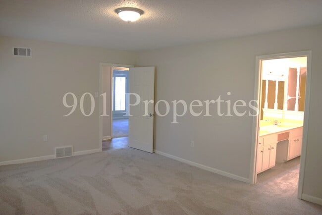Building Photo - 8660 Beechcroft Pl N
