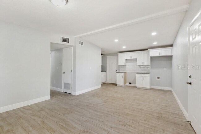 Building Photo - 1325 Windsor Way