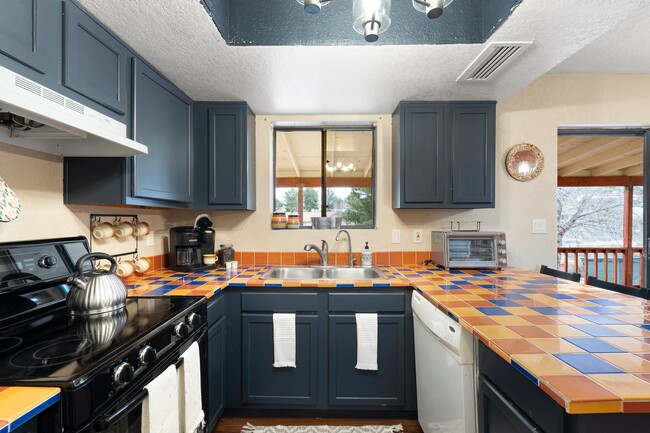 Kitchen - 887 E Peila Ave