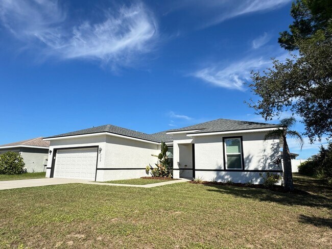 Building Photo - $500 OFF OF A MONTH OF RENT! Beautiful 4BD/2BA Home in Poinciana – No HOA Approval Needed! Pets W...
