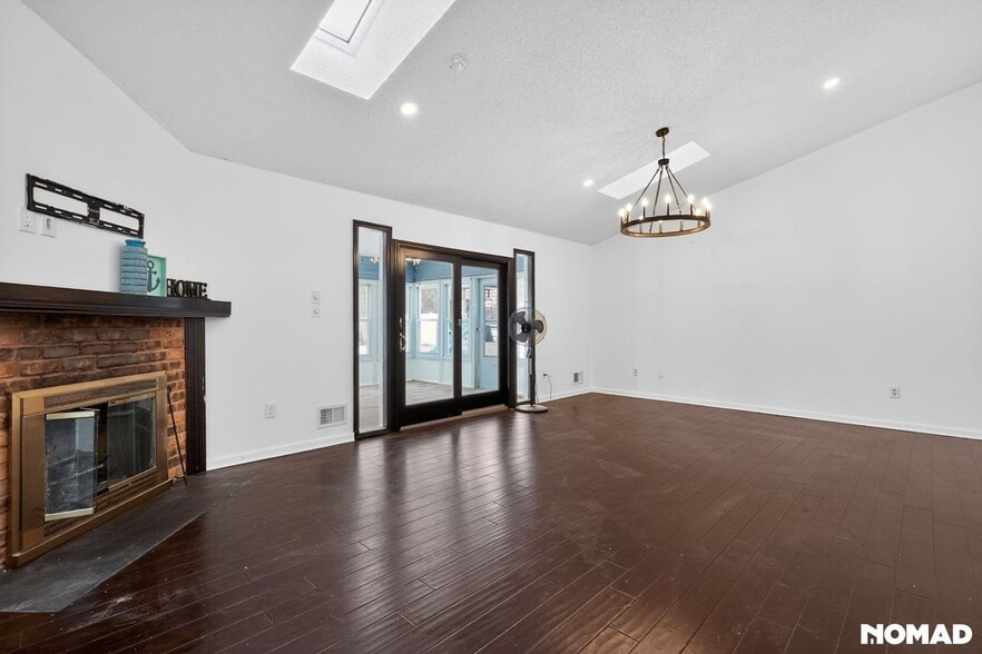 Building Photo - 102 Oak Glen Rd