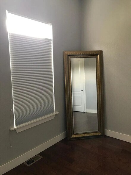 Building Photo - 1301 E 31st Ave