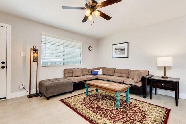 Building Photo - 16 W Geneva Dr