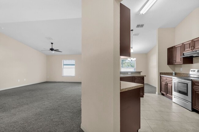 Building Photo - Large 4 Bedroom Rental!