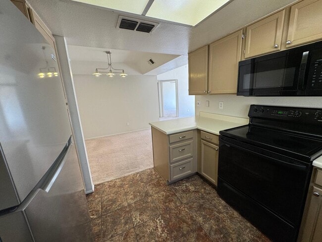 Building Photo - 1905 E University Dr