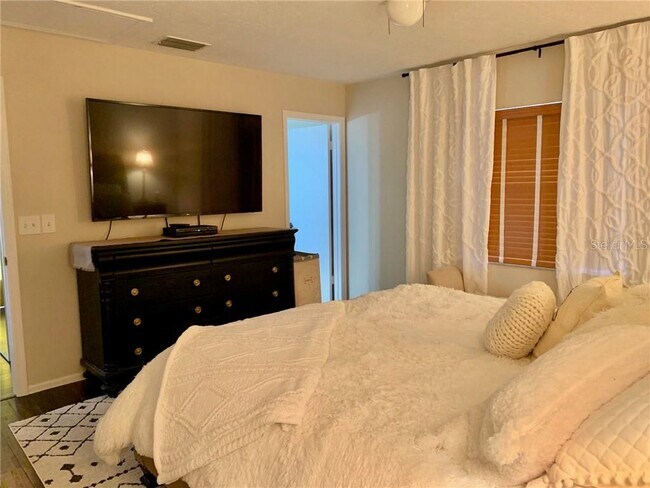 Building Photo - 5454 Saddlebrook Way