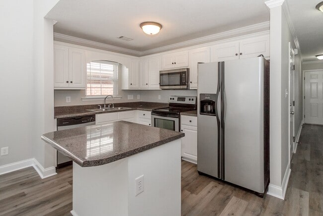 Building Photo - 823 Landing Dr