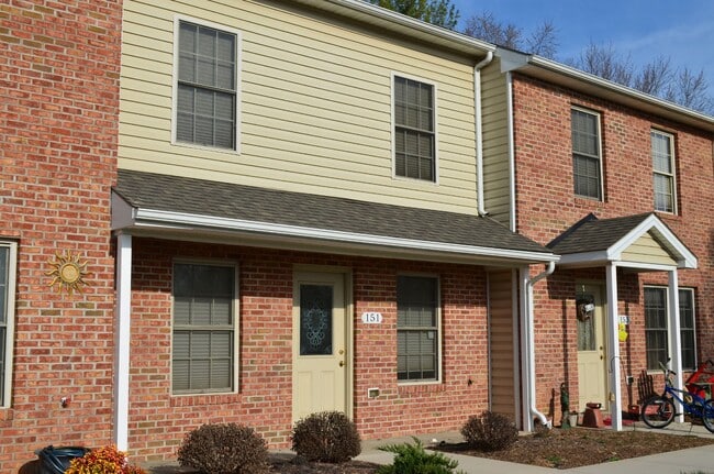 Building Photo - Charming Townhome in Prime Broadway Location – Steps from Parks & Outdoor Amenities!