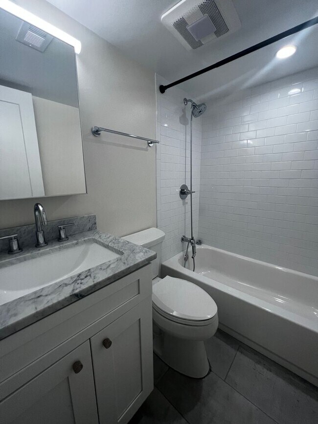 Building Photo - Lavish 5 BR/4 BA Townhome in Petworth!