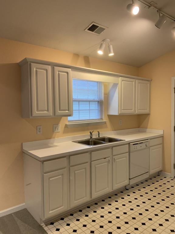Building Photo - 853 Silvercrest Dr