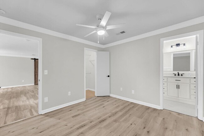 Building Photo - 266 Alexandra Dr