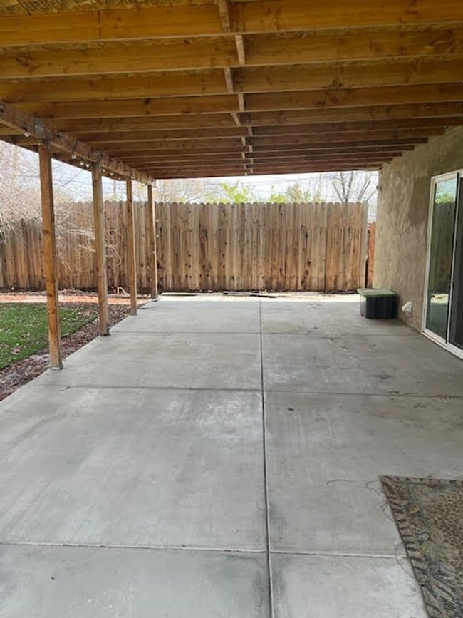 Building Photo - Pet Friendly 4 Bedroom Home