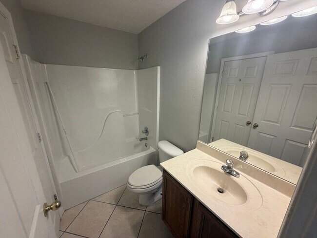 Building Photo - Duplex in the Heart of Niceville