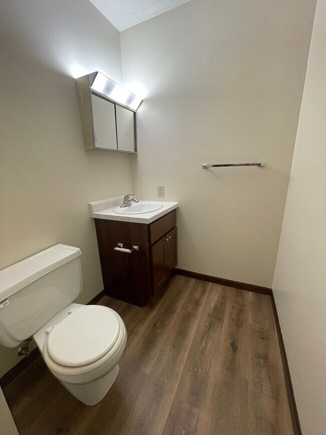 Building Photo - 521 S Silverwood Ln