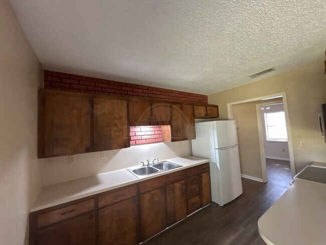 Building Photo - 607 Spoke Dr