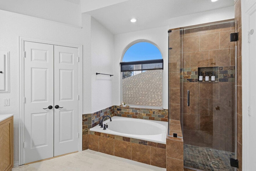 Building Photo - 5717 Christy Ln