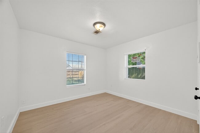 Building Photo - 501 Live Oak St