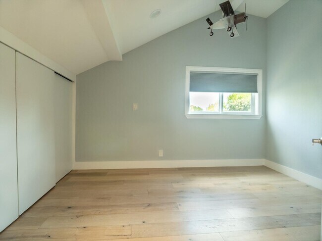 Building Photo - 1435 Edgehill Dr