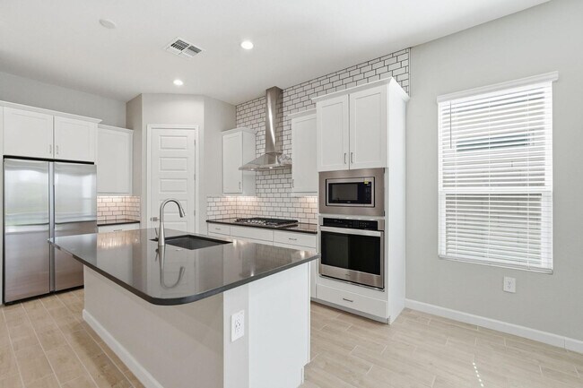 Building Photo - 5028 E Shady Glen Ave