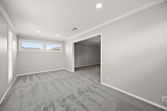 Building Photo - 627 Chadbourne Ct