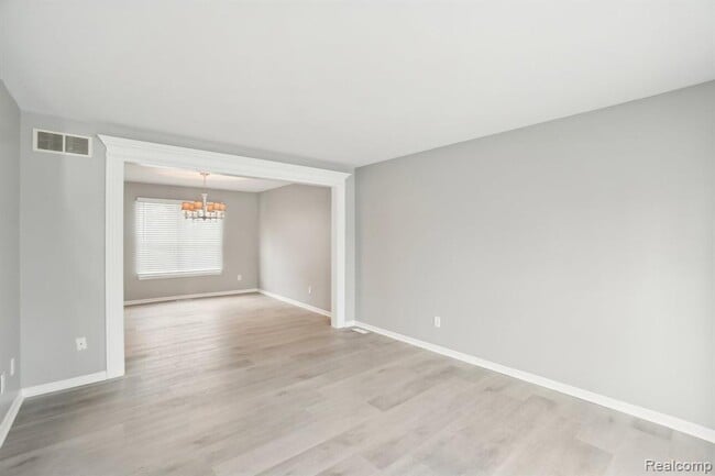 Building Photo - 2609 Huntington Dr