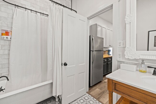 Building Photo - Lower Unit Available May 4