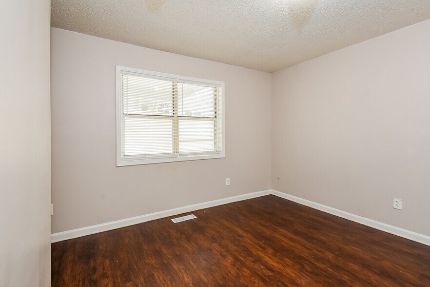 Building Photo - 221 Clydesdale Ln SE