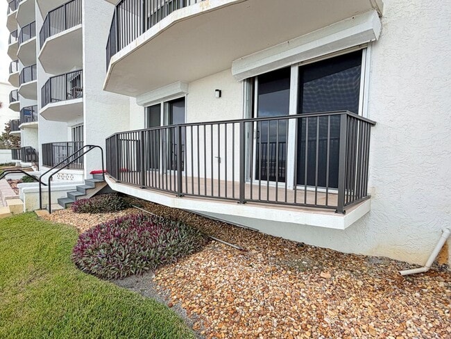 Building Photo - Spectacular Ocean front ground floor unit , just steps away from water and sand
