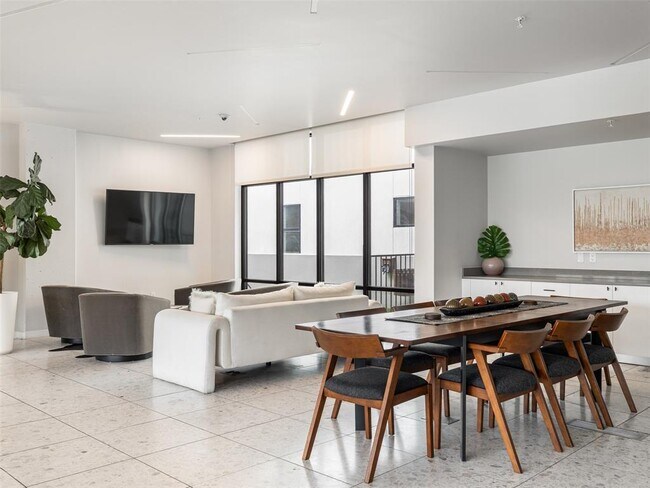 Building Photo - 800 Embassy Dr