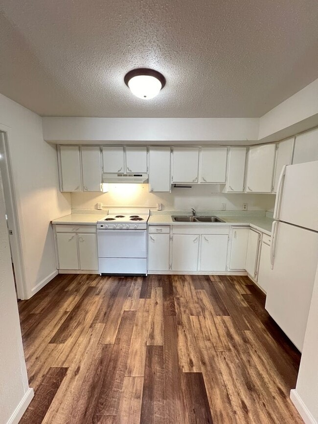 Building Photo - Renovated 2 Bedroom Apartment - AVAILABLE ...