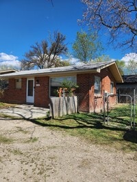 Building Photo - 2-Bedroom Duplex with Hardwood Floors and ...