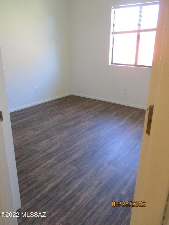 Building Photo - 2166 N Pantano Rd