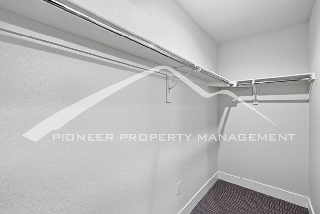 Building Photo - Spacious Townhouse with Central AC and 2-Car Garage