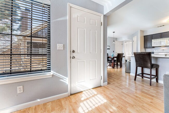 Building Photo - Updated 1 BDR with loft in Gunbarrel