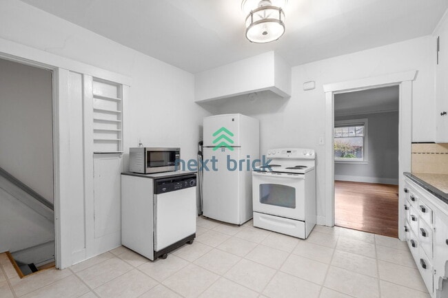 Building Photo - A beautiful 3 bed and 1 bathroom house for rent