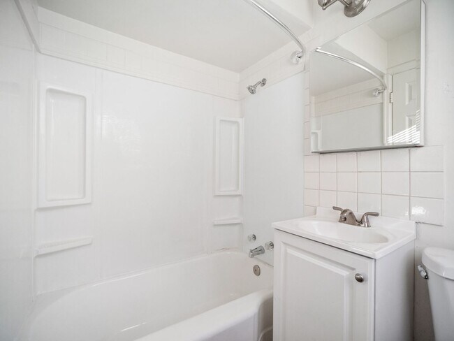 Building Photo - LOWER SOUTH HILL ONE BEDROOM CLOSE TO HUCKLEBERRY MARKET