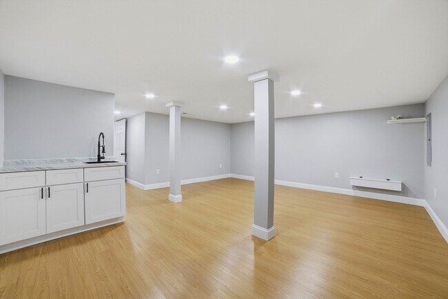 Building Photo - 44 Topsfield Cir