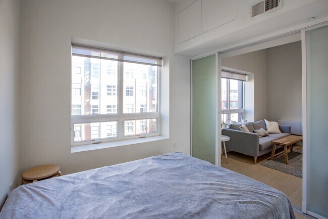 Building Photo - 2 Bed/2 Bath  Modern Condo in the Heart of Adams Morgan