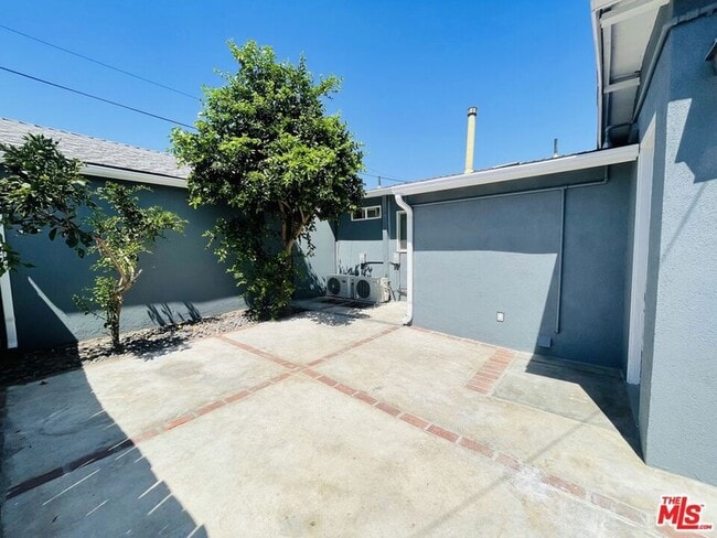 Primary Photo - 11845 Doty Ave