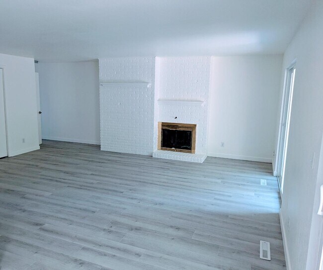 Building Photo - 425 Manhattan Dr