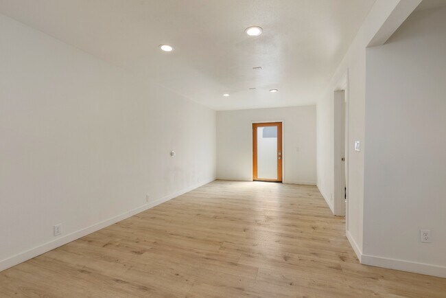 Building Photo - Newly Renovated 1 Bedroom in Quiet Pinehur...
