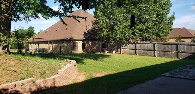 Building Photo - Charming Home in Stonepoint!