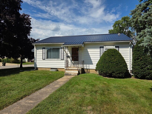 Building Photo - 4 Bedroom remodeled House Cedar Falls