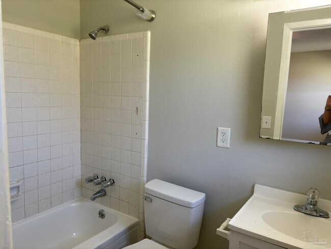 Building Photo - 1824 Iris Ln