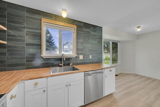 Building Photo - $2,495, 3 beds, 2.5 bath Updated Home in Co Springs with Fenced In Yard!