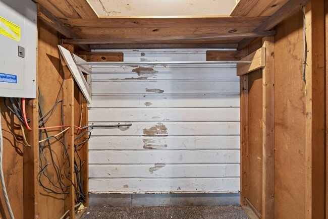 Building Photo - 141 W Rossview Rd