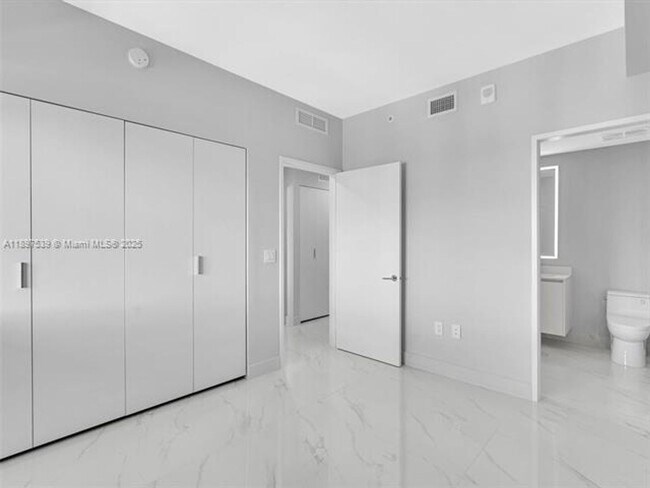 Building Photo - 700 NE 24th St