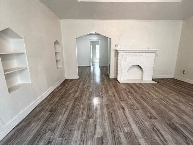 Building Photo - Huge 2 bed 1 bath