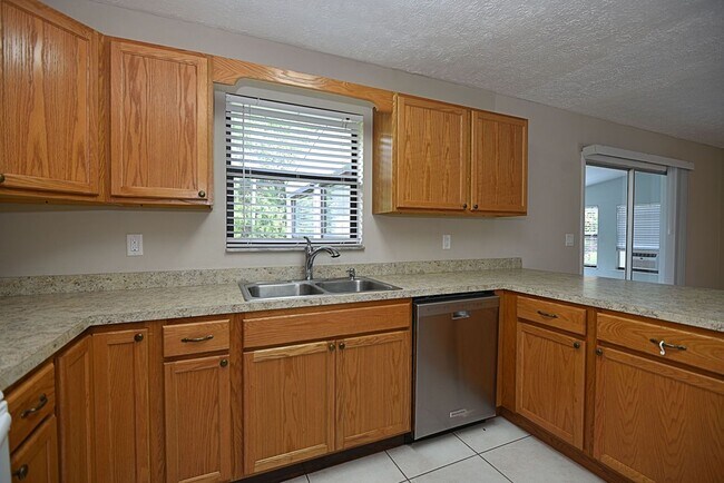 Loads of storage and counterspace - 2953 SE Bamboo St